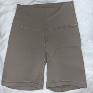 Aritzia TNA 7’ Biker Short Taupe